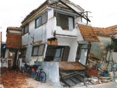 倒壊した住宅